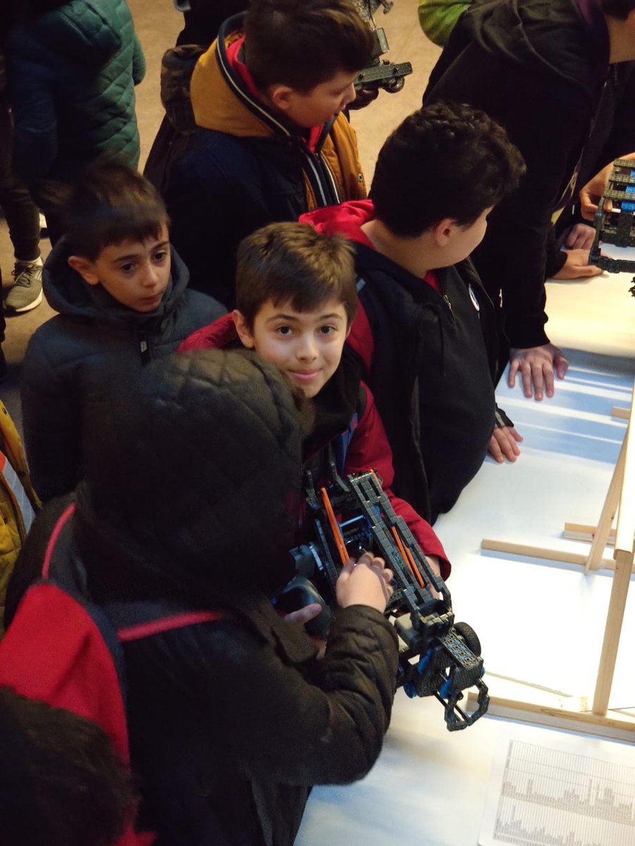 elitgencler's tweet photo. Educat Robotics'in düzenlemiş olduğu Vex IQ Challenge turnuvasına okulumuzun robotik takımı olarak katıldık. 

#ElitGençlerKoleji #vexrobotics #Vex #vexiqchallenge https://t.co/HdePCuHz0R