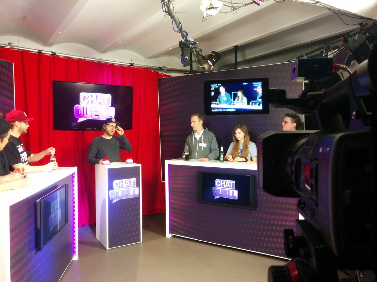 clestation's tweet image. Lieber spät als nie. Frohen #gebohnstag ihr Lieben! Bin zwar schon ne Weile weg aber so ganz geht man ja nie und aus gegebenem Anlass hier ein Bild aus einer Zeit als roter Molton noch in Mode war und ein gewisser Jan B. seinen ersten Arbeitstag bei rbtv hatte.