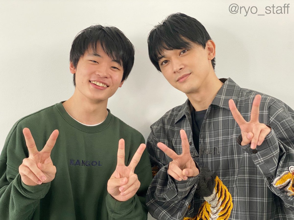 ryo_staff's tweet photo. 数年前から吉沢は、移動中に突然爆笑するようになりました。怖い位笑うので何観てるんですか？と聞くと「スシラーメンリク」。🍣🍜…と思っていた我々、遅かったです。この度満を持して連載ゲストにお招きしたのは、すしらーめん《りく》さん。自身のスターと対談する吉沢は1月23日売SPUR３月号で📸✨ https://t.co/uNrAg1b9Vf
