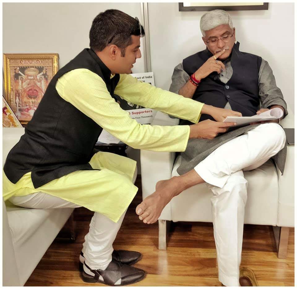 nirajgera's tweet image. Team #Humanify meets Union Minister of Jal Shakti  Sh GajendraSingh Shekhawat ji @gssjodhpur,who also leads &apos;#SwachhBharatAbhiyaan&apos;
 We gave him a memorandam of our request to make &apos;#MenstruationFriendlyToilets in India so that women can remain equally active while #periods