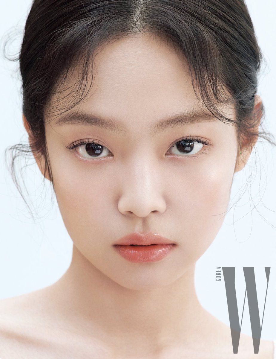 JennieDCGallery's tweet image. 📸W Korea 2월호 Born To Be #Jennie 프리뷰

➖
볼드한 레드 립스틱이나 강렬한 스모키 아이 없이도 예쁘다. 헤라(Hera) 메이크업을 한 겹 덜어내니 더욱 앙큼하고 도발적으로 보인다. 제니의 경쟁자는, 제니뿐.

🔗wkorea.com/2020/01/16/bor…

#제니 #우리의_빛_김제니_생일축하해 #AngelJennieDay