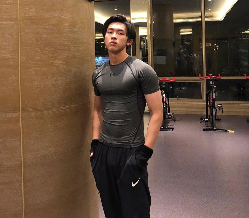 KsDLavender's tweet photo. กระทืบใจพี่ไปเรยน้องงงงค้าบบบ ตอนเห็นแก้มนิ่มพิก็ไม่คิดว่ากล้ามน้องจะใหญ่ขนาดนี้ พิอยากจะฉีกสัญญาแม่ลูกสักแป๊ป
#สิงห์หนุ่มสนามเทนนิส https://t.co/TixSsZwKYN
