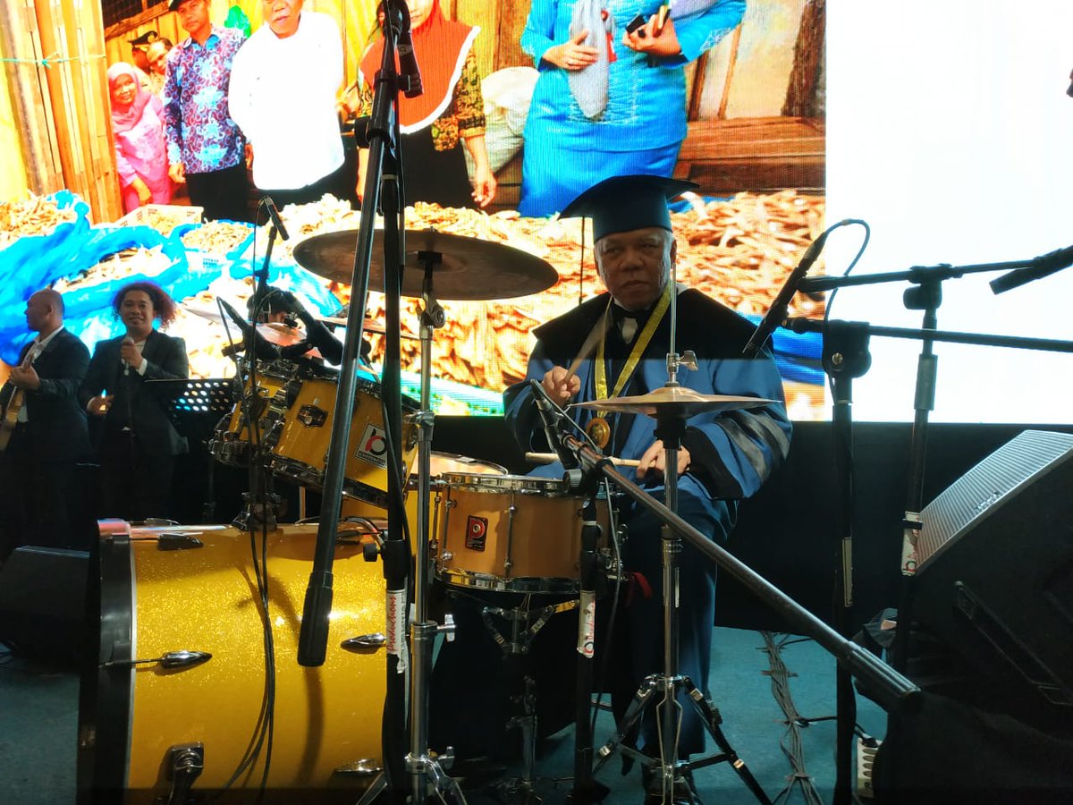 Orasi ilmiah                      Ngedrum
                             🤝
                     Pakai toga