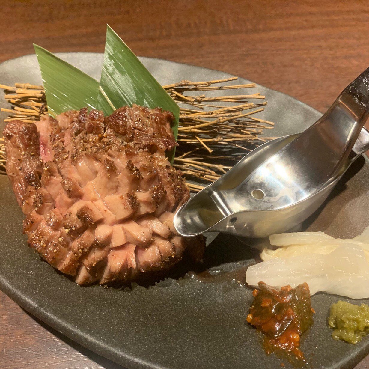 公式 うま囲 浦和駅西口店 牛タンしゃぶしゃぶとユッケ寿司 本日は 牛タンうま囲浦和店 が皆様に年1回以上は絶対食べて欲しいメニューを紹介しますヽ W ﾉ それは 厚切り牛タンの炙り です 厚みがなんと 1センチもあるんですよ