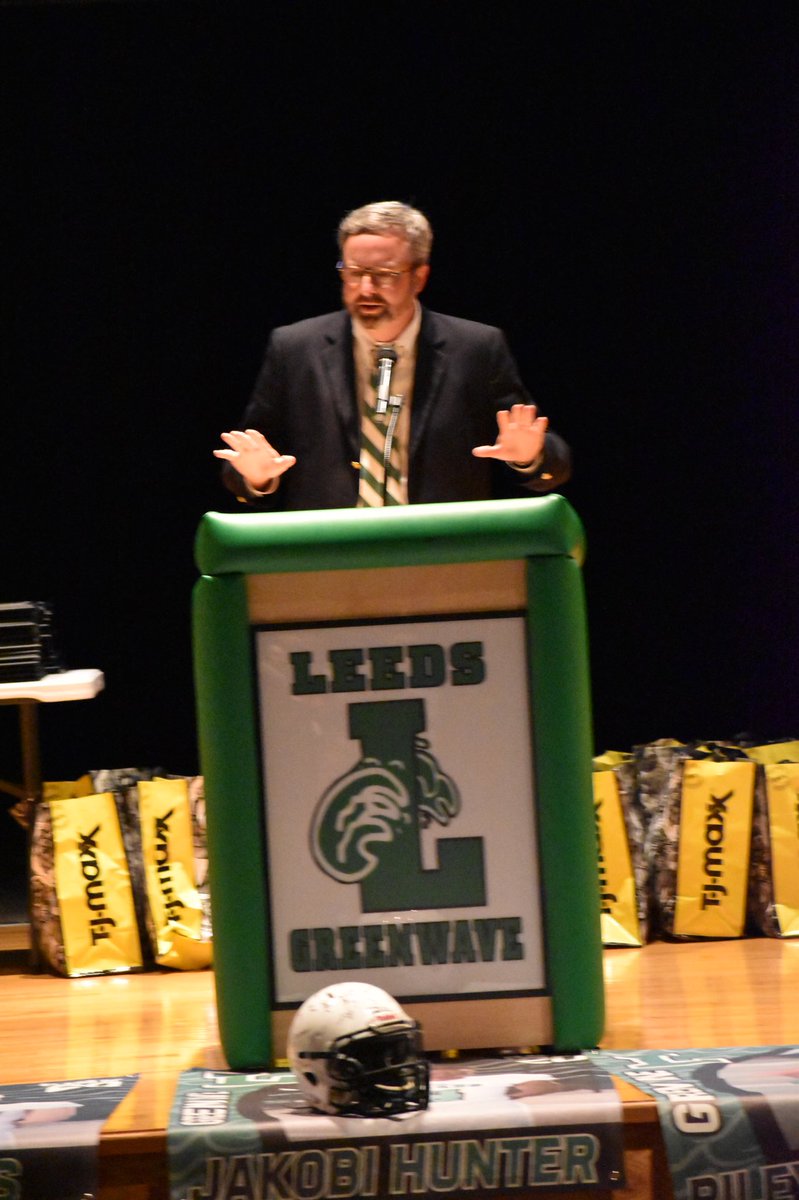 LeedsFTBL's tweet photo. BIG night at our banquet celebrating the hard work of everyone involved with our program! #RollGreenwave https://t.co/tOOPhTisiQ
