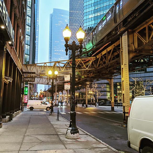 Chicago has broad, clear sidewalks and usable elevated light rail throughout their downtown core. ift.tt/3aeVZB5
