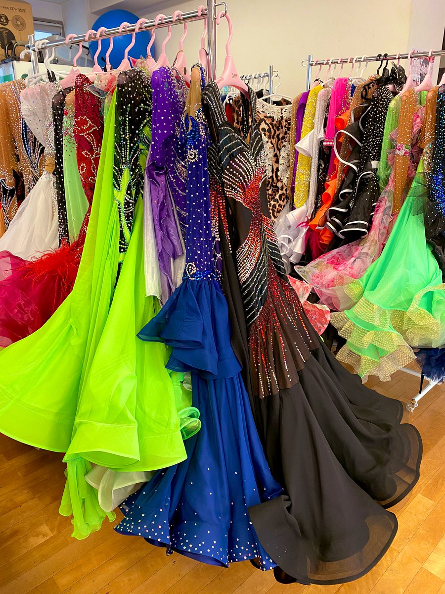 DanceKishimoto's tweet photo. タカダンスさんの販売会、開催中です✨

また持って来すぎちゃった(*´ω`*)

という担当さんの言葉通り今回も驚異の品揃え！

誰でもお買い物できますのでお近くの方はぜひ〜！スタジオ更衣室でご試着もできます😊

#社交ダンス　#ウェア　#ドレス　#メンズ　#レディース #神奈川　#大船　#鎌倉 https://t.co/KFNzPDeVHa