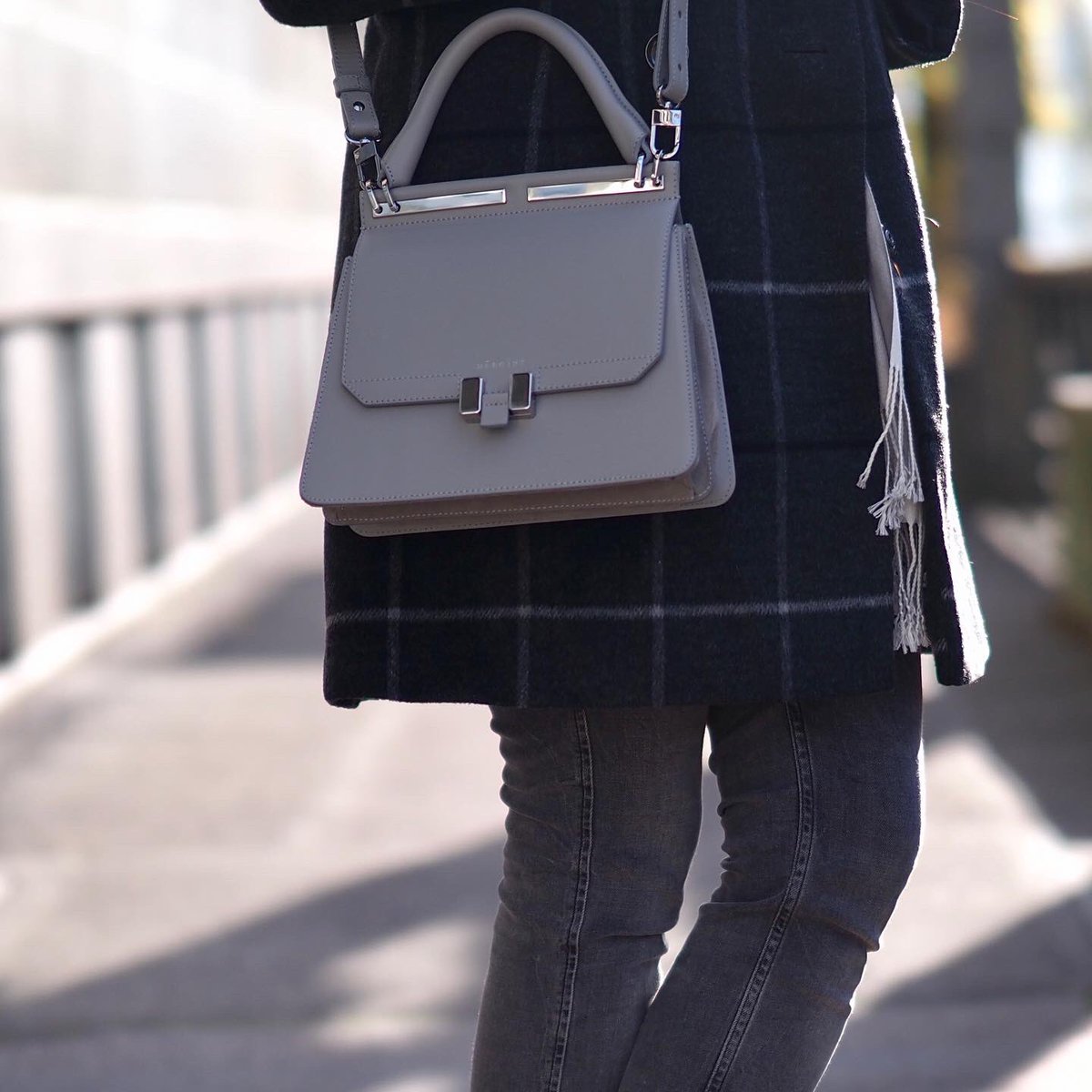 Corestilo_ch's tweet photo. Karomuster sind in, und am liebsten trage ich sie auf Mänteln. Passende Accessoires machen den Karo-Look auch gleich rund.
 📷: @RissmannP 
#maisonheroine #karomuster #karo #fashionblogger #winter #instafashion #instagood #kariert #styleinspiration #bloggerstyle #fashiongoals https://t.co/k7DbVB9zyh