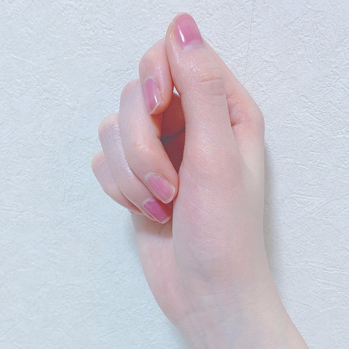 ポイズンちゃん 無印のネイルカラー 500円だけど透けて可愛いよ 肌も白く見える この時は一度塗りだけど 重ね塗りするとよりクリアな赤って感じになります