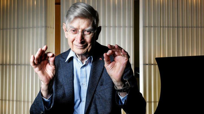 BMOnline_kultur's tweet photo. Herbert Blomstedt stand vor 44 Jahren erstmals am Pult der Berliner Philharmoniker. Jetzt dirigiert er Mozart und Bruckner. https://t.co/uy2Xov9a7J https://t.co/Vcnvftm2MW