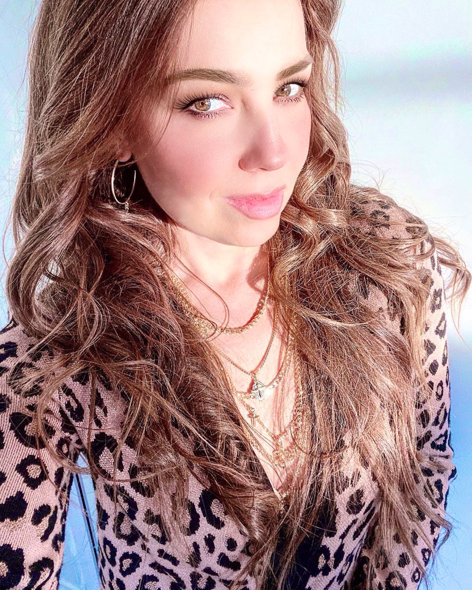 saulsodi's tweet image. Mujer talentosa, radiante llena de luz @thalia #Thalia #fe #Protegida #universo @MDCTHALIADF #mdcthalia #OjosDeMiel #EmperatrizDeLaBelleza #Talisman #Crusifijo