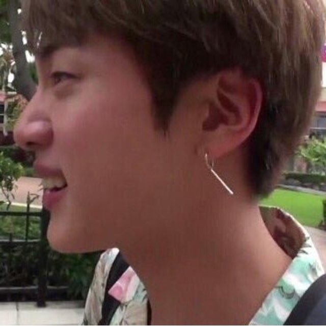Remember the dangly earring Jin started wearing during early days of the Wings Tour. He wore it all the time even when the boys clowned him for it. Of course Jin didn’t listen. He clearly knows better since soon the stylist noonas used them to style all the boys in DNA era.