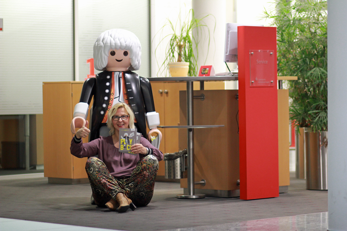 Spk_MTH's tweet photo. Johann Sebastian Bach wirbt beim uns im RegionalCenter Anger seit heute (quasi) persönlich für "sein" Festival. Und er mag Fotos. Katrin Wanke-Heß von unserem Förderengagement hats gleich getestet. Infos zu den Bachwochen: https://t.co/6ax3ZsZrBy
#playbach #bachrocks https://t.co/SElnuvQdOK