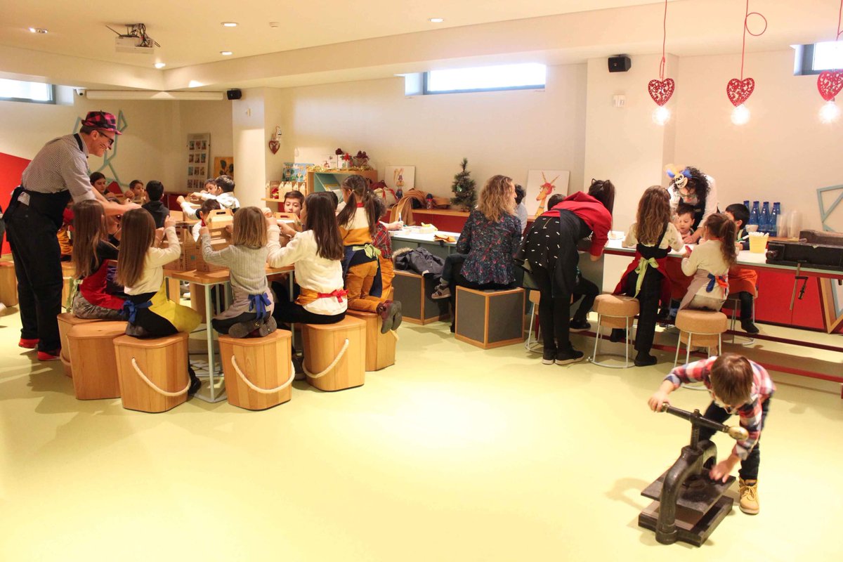 secondfloorwork's tweet photo. Εργαστήριο βιβλιοδεσίας ❤️😊😉 #bookbinding #workshop #kidsactivities με @bibliodeteio foto M. Livadioti στο @ktimagerovass https://t.co/fq7fkDSuX5