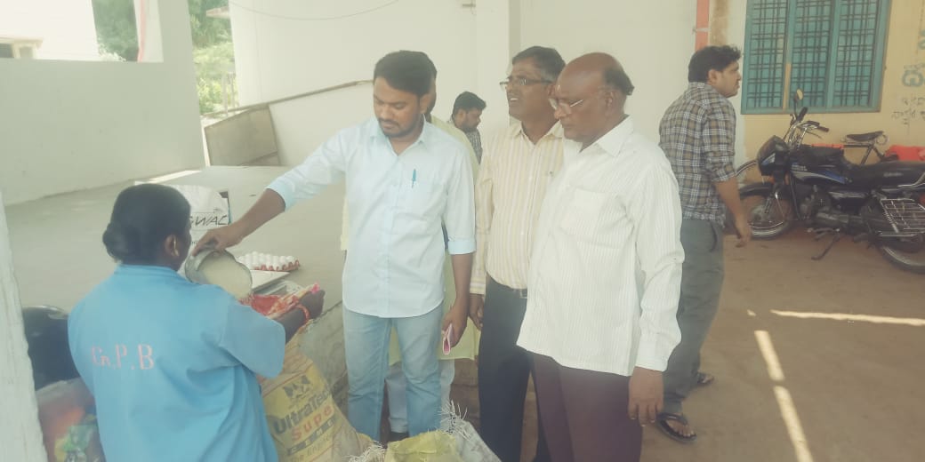 NewsMeter_In's tweet image. Saini Naveen Kumar with his group of friends has been going around the #eatshops of Boddupal town in #Hyderabad and has been educating people on why they should carry their #SteelBoxes for buying #meat.  #boddupal #plastic #SainiNaveenKumar newsmeter.in/a-group-of-act…