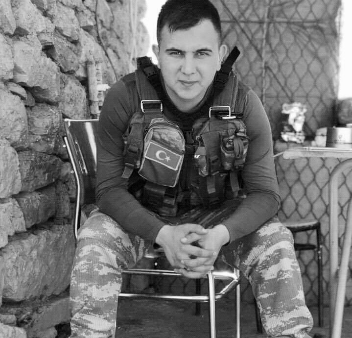 TrBirilerivar's tweet photo. Hakkâri Çukurca'da  el bombasının kazaen patlaması sonucu şehit  olan
P. Söz. Er Tolga Kaplan 🇹🇷
P..söz Er Sait Miyanyedi 🇹🇷
ruhunuz şad olsun.. 
#Persembe

TAKİP @biriilerivar https://t.co/xh8RjoYP91