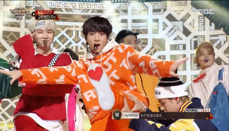 Jin's iconic heart events that he came up with during the Wings tour. Eventually, Jin suggested a heart event centric Go Go performance and we got this ICONIC never seen before Go Go performance. This man's creativity knows no bounds.