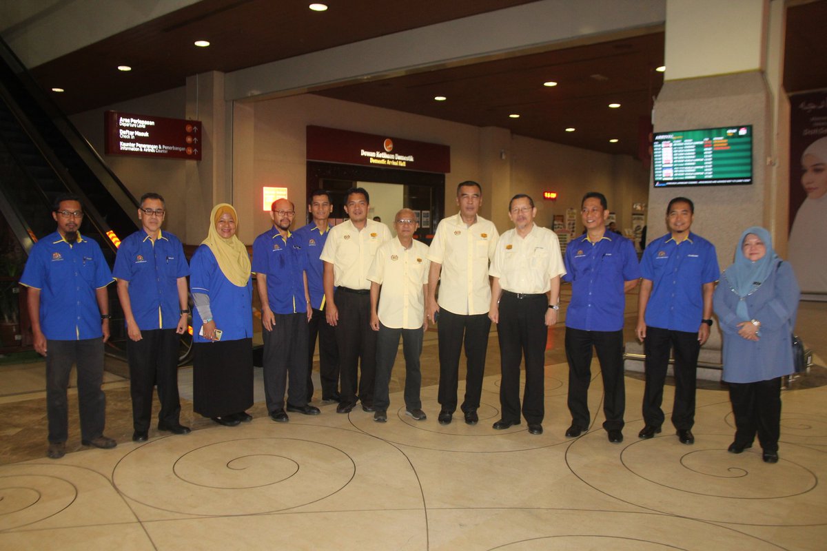 Ketibaan YBrs. Ir Kamaluddin b Hj Abdul Rashid, KPKR <a href="/JKRMalaysia/">JKR Malaysia</a> <a href="/arkamaluddin/">Kamaluddin Abdul Rashid</a> sempena lwtn kerja ke Projek UNISZA Trg diiringi Tn.Pengarah <a href="/yusufghani200/">تذكرة</a> &amp; pegawai2 kanan #JkrTrg
<a href="/jasmi99203168/">jasmi</a> <a href="/Nuzulnisa/">Nuzulnisa Barudin</a> <a href="/fbjjkr/">Fauzi Junus</a> <a href="/rohayahuu/">Rohayati AK</a> <a href="/KJEN_JKRTrg/">Mohamad bin Embong</a> <a href="/AnuarYahya65/">Anuar</a> <a href="/NaimudinNor/">NorAnizaNaimudin</a> <a href="/Azha_Mustapha/">Azhar Mustapha</a>