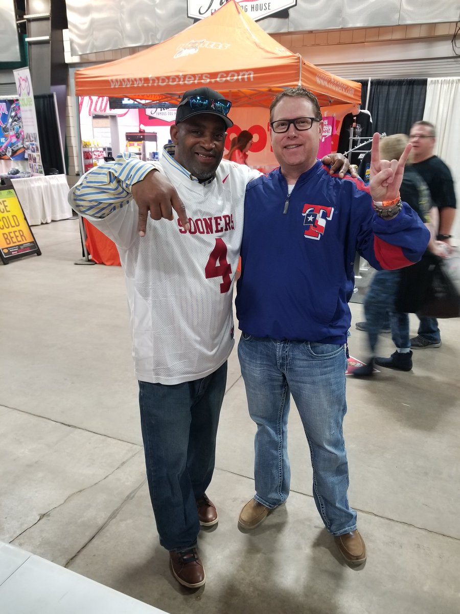 DEATHERAGEGREG's tweet photo. @Jamelle Holieway
This is me the Longhorn fan and the National champion QB for OU JAMALLE HOLIEWAY! Notice the Hook em signs! https://t.co/E9zoVDoT7t