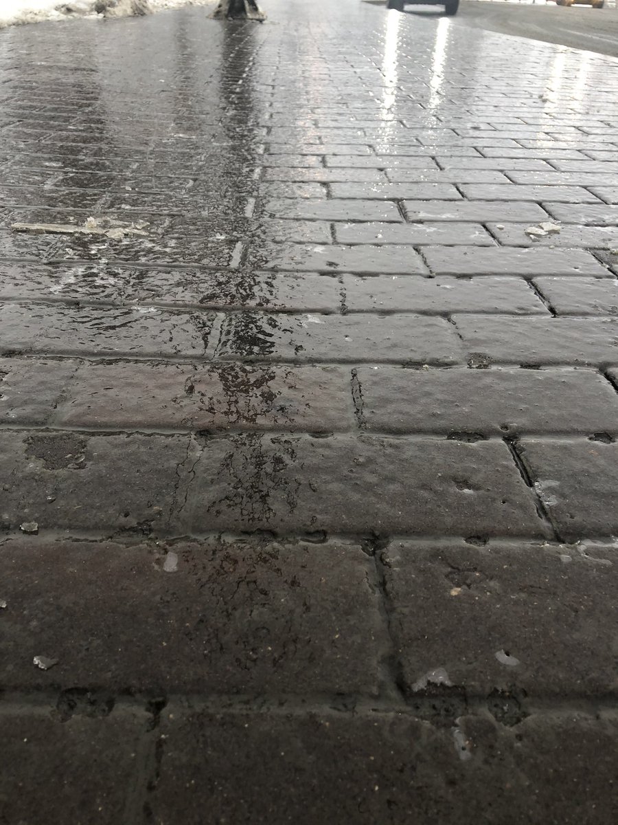 Уважаемые жители города, будьте предельно осторожны на улице очень скользко!!! При выходе из транспорта придерживайтесь !❗️❗️❗️