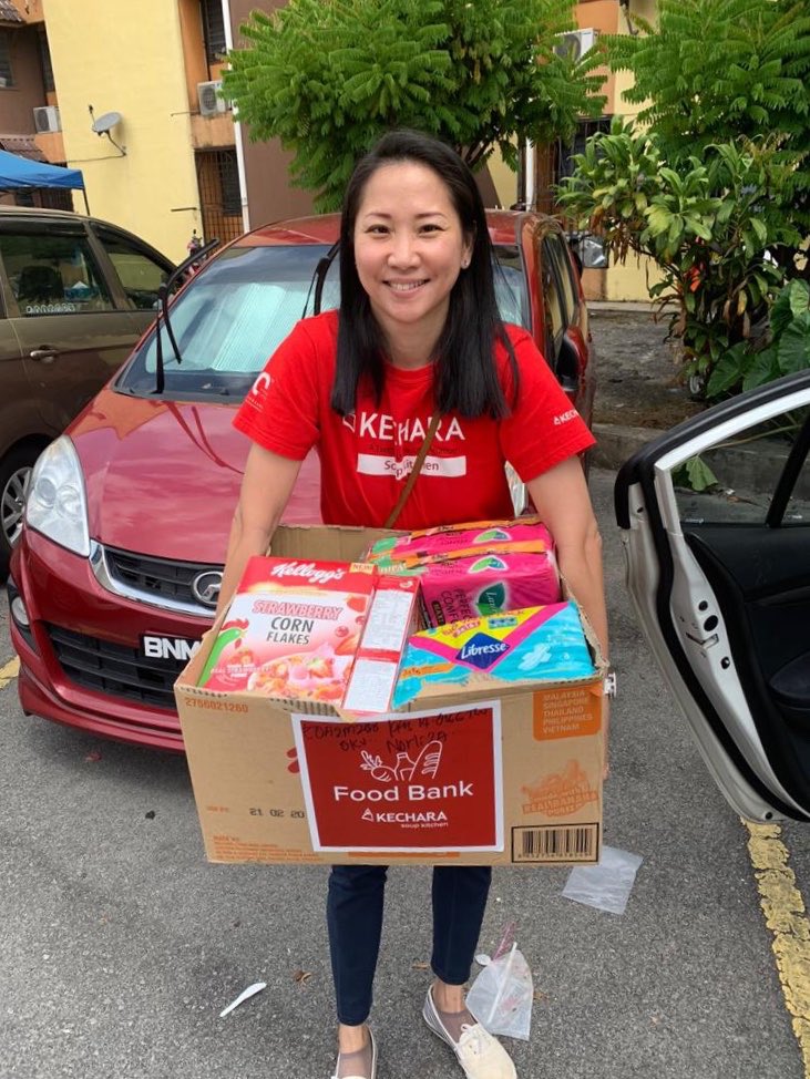 KecharaSoupK's tweet photo. Thank you, Yone and friends for volunteering! Welcome to contact us at 010-3333260 if youre keen to be a volunteer. #Kechara #foodbank #hungerknowsnobarriers #volunteer https://t.co/lxaXc9ePJz