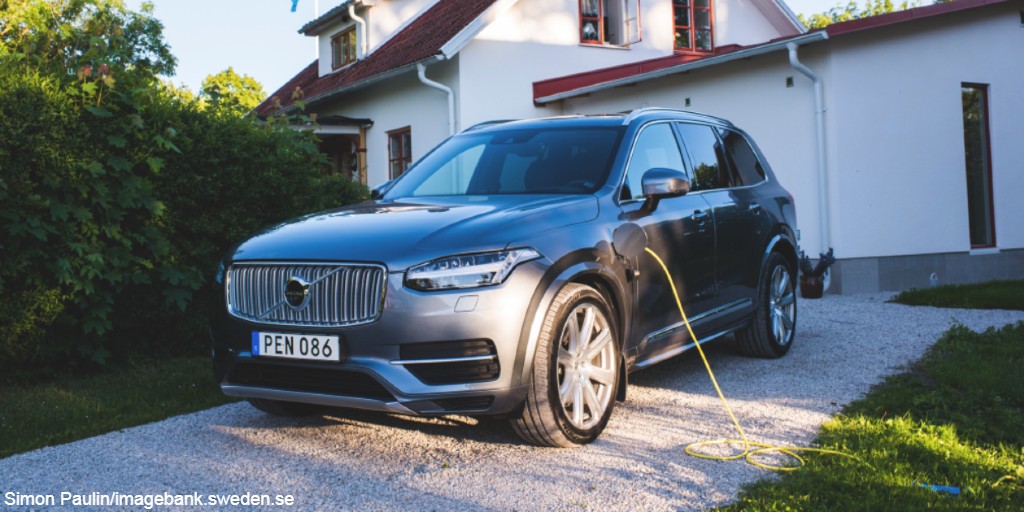 Sales of electric cars in Sweden increased by 121% between 2018 and 2019. This sustainable development is partly due to a carrot and stick approach. You get a bonus if you buy a 'climate-smart' car – and a tax increase if you buy a car running on fuel or diesel. 🔌