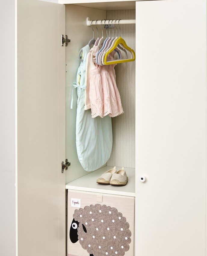 Little clothes need little hangers! The non-slip, velvety finish keeps clothes in their place – stopping even the tiniest items from slipping off the hanger.

#baby #nursery #nurseryorganization #babyclothes #3sprouts #hangers #organization #sniggles #snigglesnursery