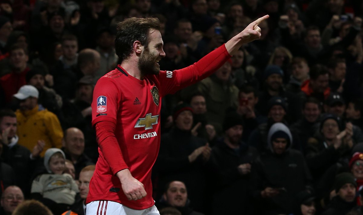 ManUtd's tweet photo. 👉 #EmiratesFACup fourth round

@JuanMata8 😁

#MUFC https://t.co/Wj04Z3RkyV