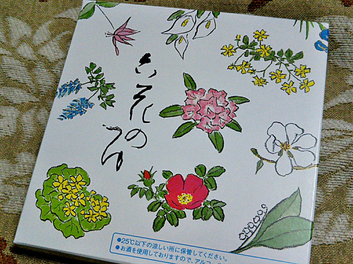 エイチエス 新宿で北海道物産展をやっていたので六花亭の 六花のつゆ を買ってきました 中身は小さなボンボン ワイン ブランデー うめ酒 ペパーミント コアントロー ハスカップ 缶がとてもかわいいのです コアントローやブランデーのボンボンを数個