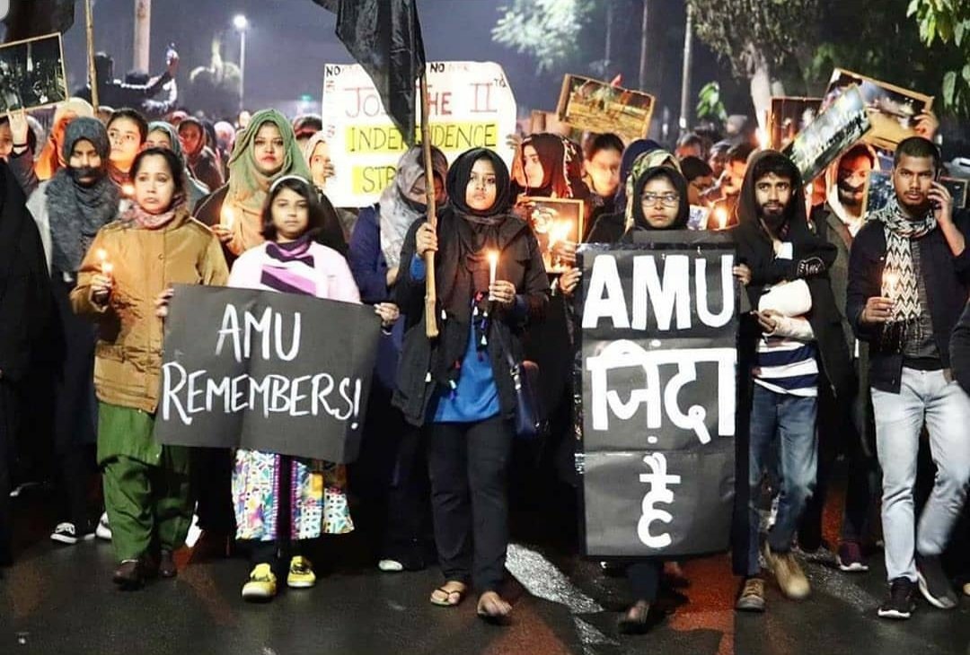 HuzaifaRashadi's tweet photo. AMU can never forget December 15 Night !

15 Dec की काली रात, जो अमुवि 100 साल के तारिख की सबसे काली रात थी, जिसे कभी भुलाया नही जा सक्ता ।

Yesterday March in #AMU

#30DaysofAMUAttack 
#30DaysOfJamiaAttack https://t.co/Mkjtt3DhvR