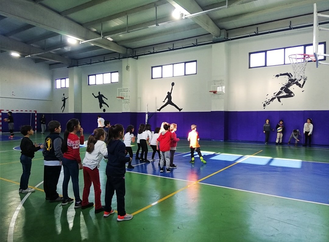 #UğurdaAktifYaşam İlkokul kademesinde düzenlemiş olduğumuz yakan top turnuvamızdan kareler.🏅  'Elim ayağım ateş, kalbim güneş' 👧🏼👦🏽 <a href="/oguz_turkmenli/">Oğuzhan TÜRKMENLİ</a> <a href="/nilcicek/">Nil Çiçek</a> <a href="/sunalkarapostal/">Sunal GÜREL</a> @bornovakampusu <a href="/UgurOkullari/">Uğur Okulları</a> <a href="/A_Karanfil86/">alikaranfil</a> <a href="/agokhansaygin/">Gökhan Saygın</a>