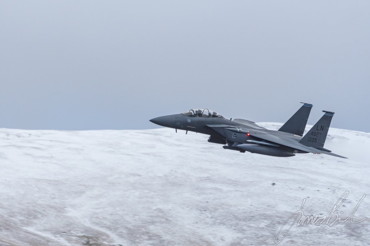 F-15E Strike Eagle from @48FighterWing in front of a snowy backdrop at Thirlmere yesterday #avgeek #soundoffreedom #libertywing #notjustlakes