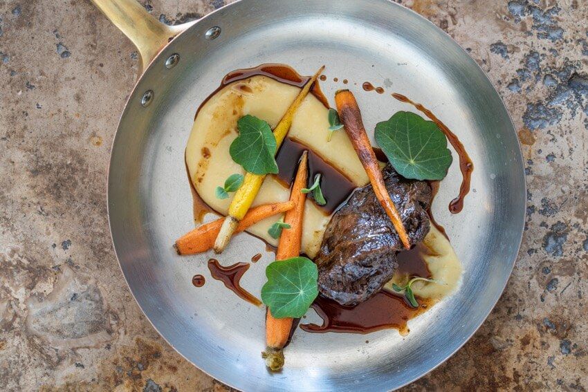 If you appreciate food and history, you will absolutely love Kantinon. Traditional tavern draws its guests with its quality, and original menu full of dishes that cannot be seen anywhere else in town. 😋