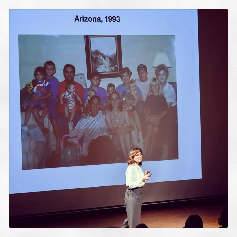 AFSTurkiye's tweet image. 1979 ABD AFS'li Ayşegül Özerdem, #AsılOlanDeneyim temasıyla gerçekleşen 6. Kültürlerarası Hikayeler Konferansı’nda küresel bir aile olmanın ne demek olduğunu anlattı: bit.ly/bizbirkuresela… #afseffect #afsturkey #turkkulturvakfi1974 #türkkültürvakfı