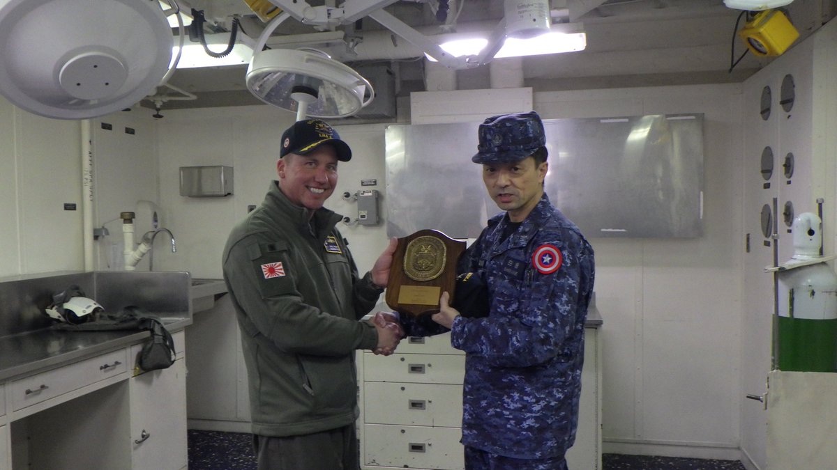 1月13日、輸送艦「くにさき」は、九州西方海域において、米海軍強襲