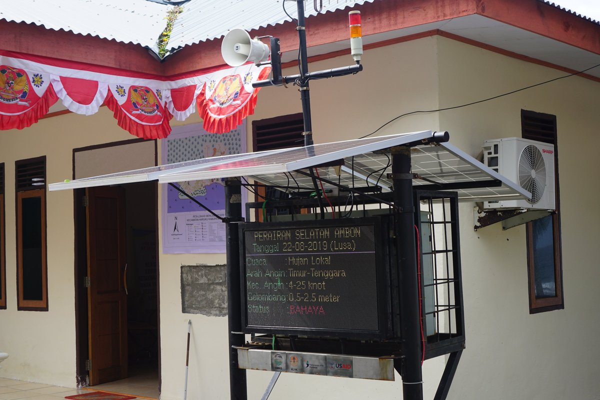 USAID_APIK's tweet photo. Sekarang, Milton dan kawan-kawannya sesama pengemudi speedboat telah merasakan manfaat dari layar informasi cuaca dan iklim yang dipasang oleh #USAIDAPIK di halaman kantor Pemerintah Negeri Wassu. Warga pun singgah untuk memastikan kondisi cuaca aman dan mendukung untuk melaut. https://t.co/cB4GNZxzgQ