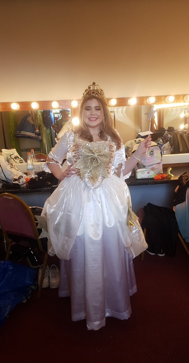 LozeeboX's tweet photo. Thankyou everyone for an amazing amazing show day after so many hours of effort and rehearsals people put in to that show. Congratulations!! Thankyou such to @GrahamTudor77 and @mommatread for putting on an incredible show!!!🧚‍♀️👑🌟
Fairy Bowbells over and out😁🧡👸 https://t.co/lJeZlHbhlK