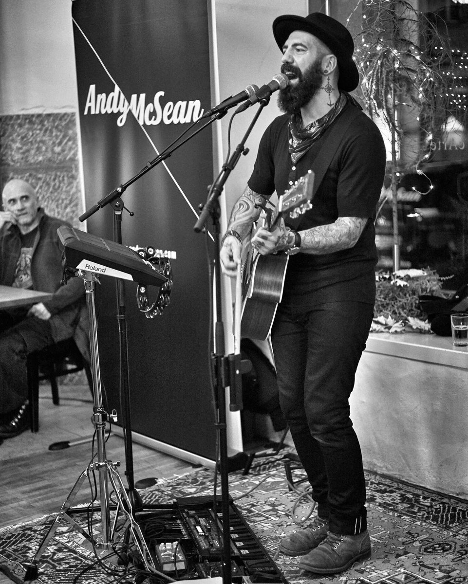 Great memories from last Saturday 🙌🏻 Gig at Langenthal Sessions was a stunner! Still overwhelmed by the amazing crowd und the lovely hosts. Thank you so much for having me. It literally calls for a repeat...
📸 by the brillant Masi Work 🤜🏻🤛🏻

#langenthalsessions #ontour