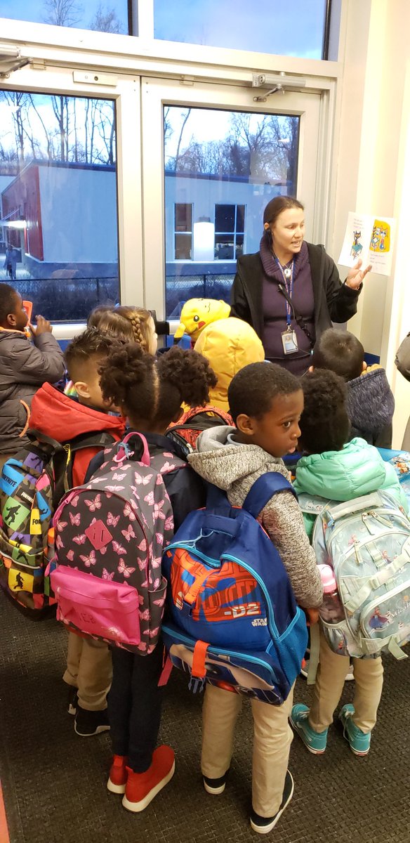 MGA_Reading's tweet photo. Love the excitement the students have to find out which book they will hear!😁📚 #AACPSReadWithMe #welovepetethecat #readingbeforethebell #cultureofliteracy @MonarchGloAACPS @AacpSeril @kerrirogers721 https://t.co/4rqfrnMuuj