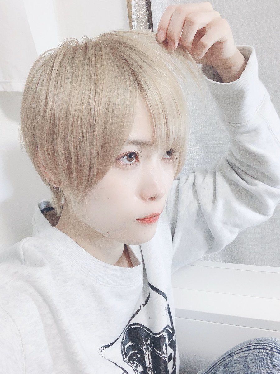 新川眞白 Ar Twitter 綺麗な金髪にしてもらってカットしてもらったよー 可愛い
