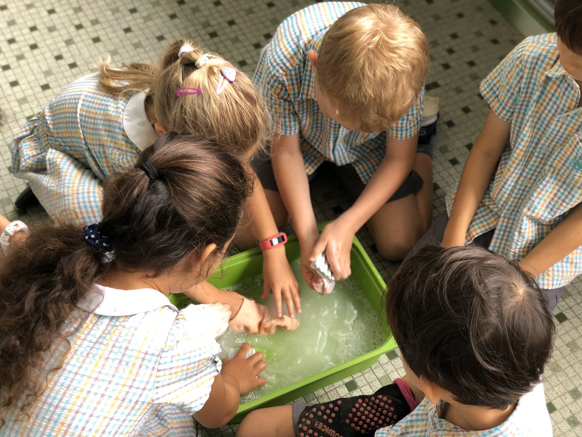 missnlisek1's tweet photo. Kicking off our @The_IPC topic #ItsShocking by exploring ways we can wash clothes with no electricity! #DoverCourt #IPC #2NL https://t.co/nDy7iEW4yH