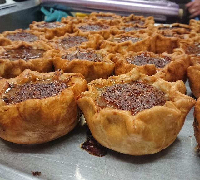 LongfordTap's tweet photo. Feast your eyes 👀 on these fresh bakes! 😋 
Our homemade bar snacks include these hand raised pork pies: 100% pork filling wrapped in a crumbly hot water pastry. Served cold with our house ale chutney or 🍅 sauce &amp; salad garnish! 👌
#barsnacks #snackmenu #porkhampton #stretford https://t.co/5YGyZ2iJCi