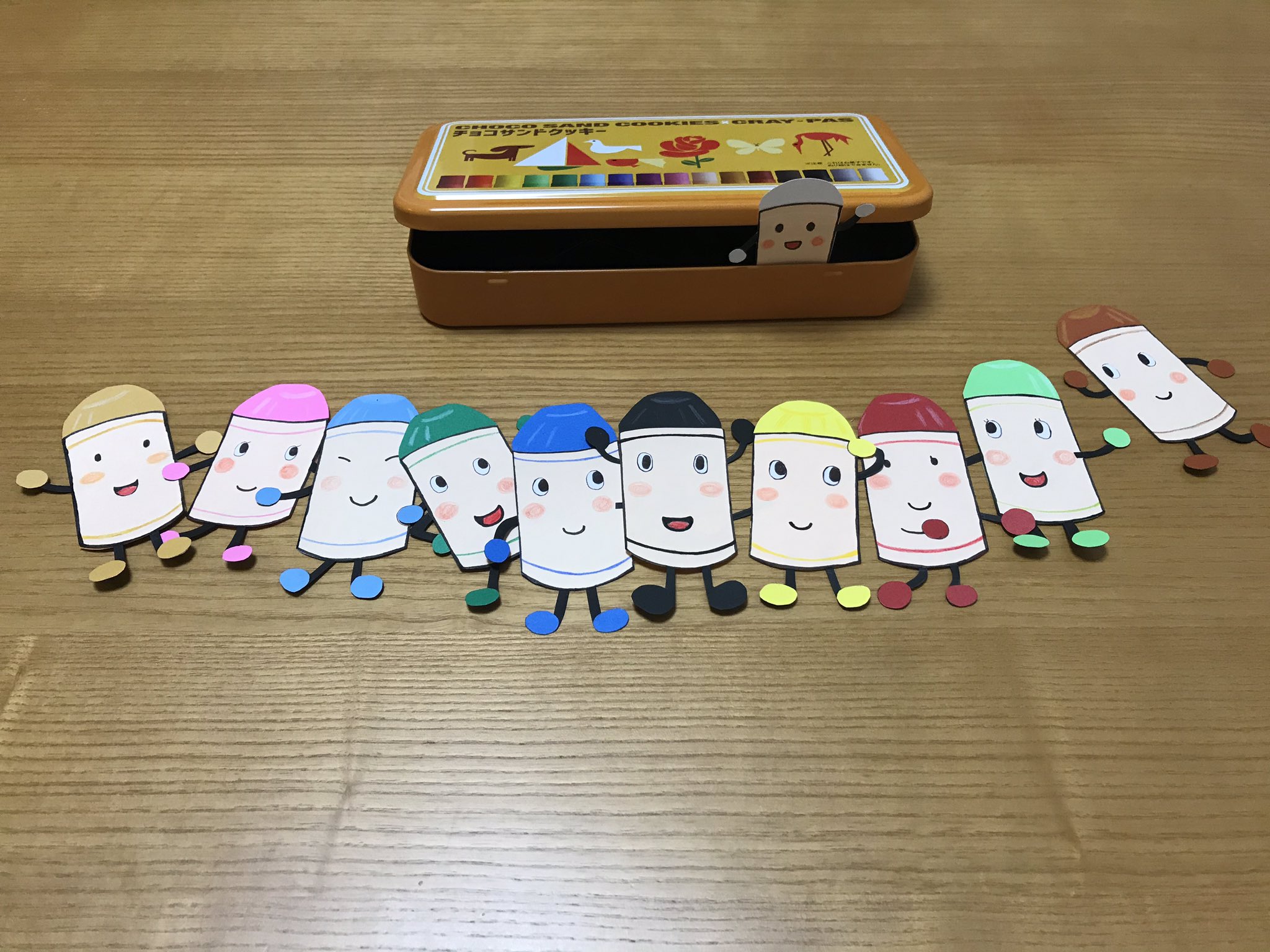 えむ でーきーたー ふちを黒く塗りました くれよんのくろくん 色画用紙ポップ T Co Zmue5abfho Twitter