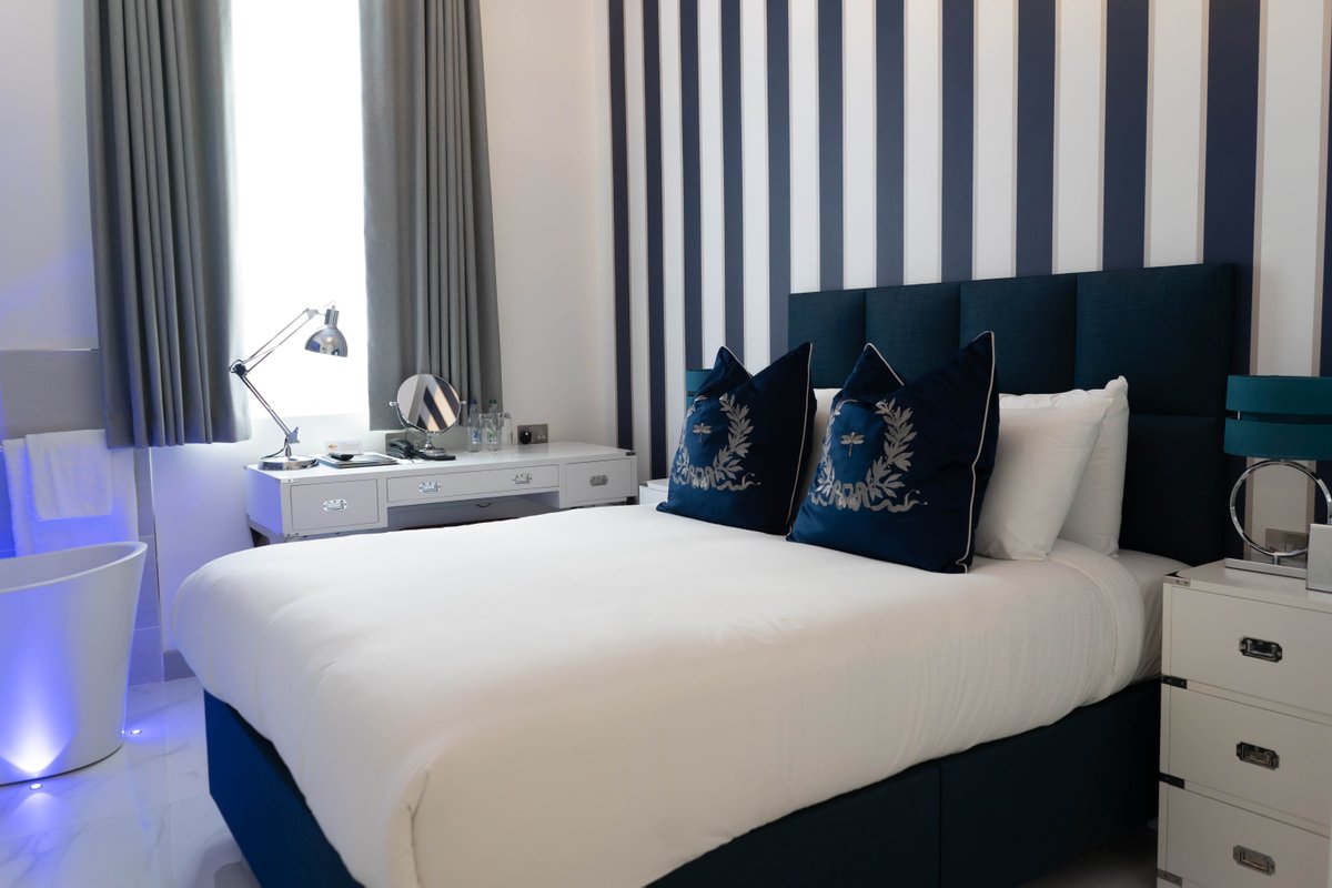 Everyone has that 1 thing that makes them feel right at home. What's your room must have?

theearl.co.uk