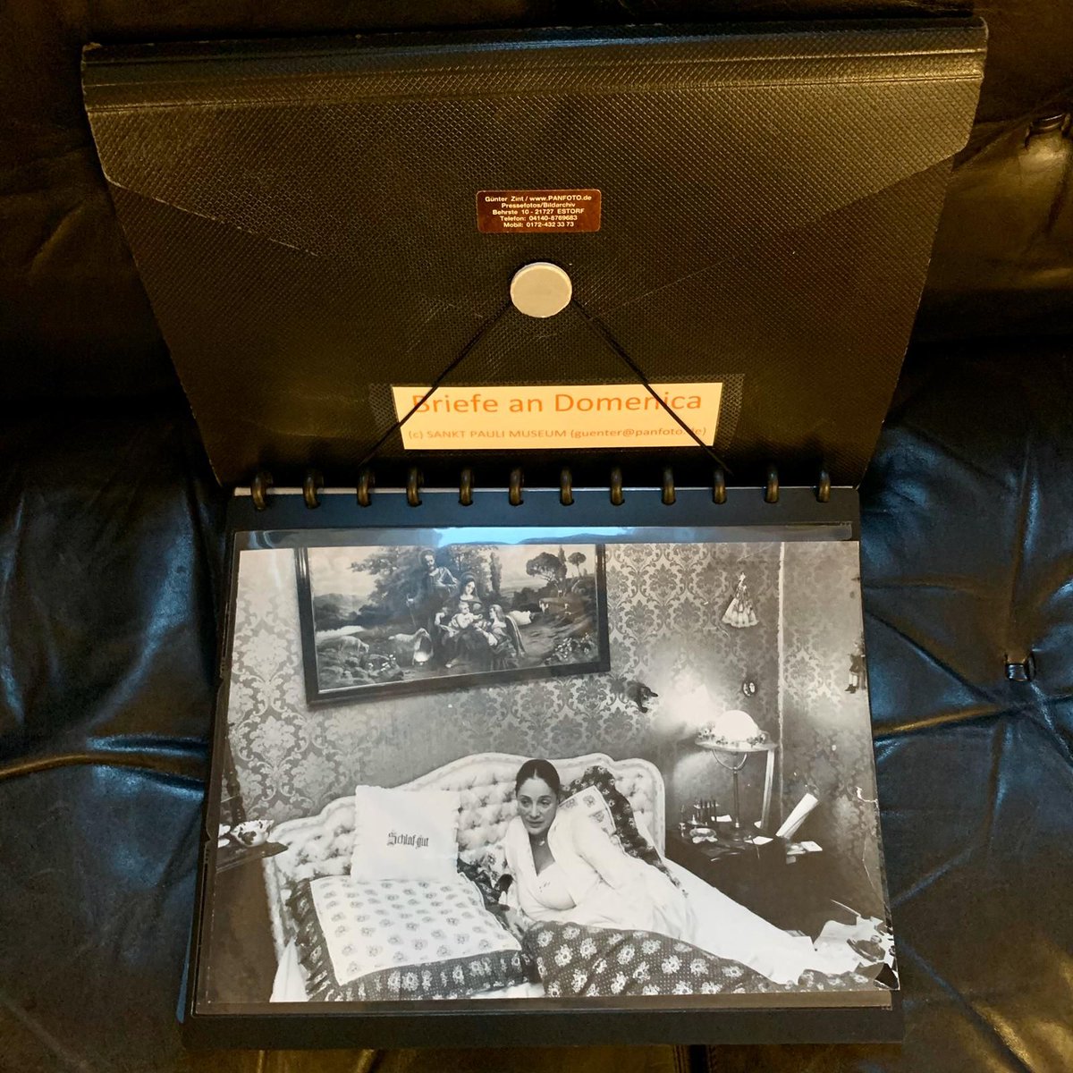 Domenica - eine Frau, die wohl für immer für St. Pauli steht. Bei uns könnt ihr Domenica auf Fotografien von Günter Zint entdecken und auch die Fanpost begutachten, die Domenica im Laufe der Jahre bekommen hat. 📸 
.
.
.
#domenica #domenicahamburg #stpauli #sanktpauli