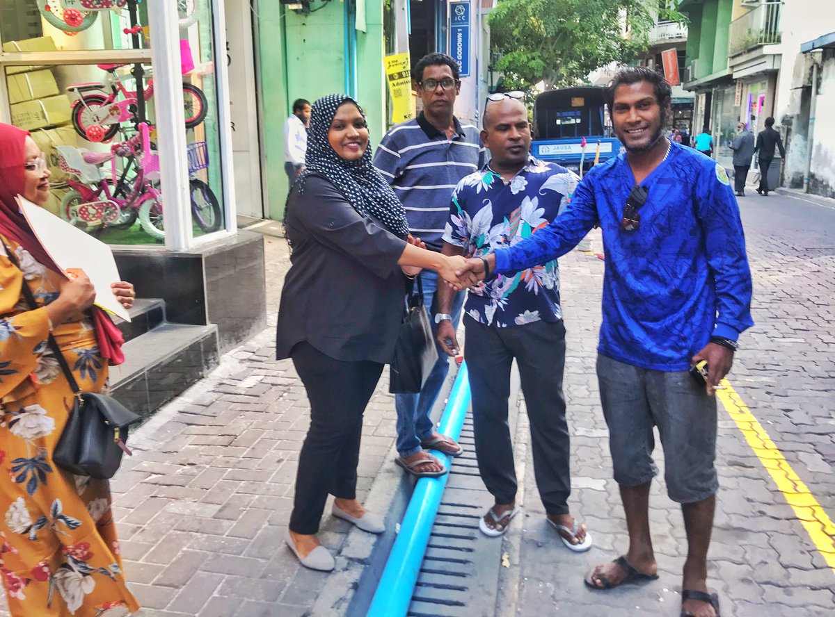 ahmedfaisal3023's tweet photo. ދޮރުން ދޮރަށް ޒުވާނުންނާއި ގުޅިގެން، ޒުވާނުންގެ އަޑުއަހައި، ޒުވާނުން ކުރިއެރުވުމަށް މަސައްކަތް ކުރުމަށް އަބަދުވެސް ހުންނާނީ ތައްޔާރަށް.
އައިމިނަތު ރިޝްފާ އަހްމަދު ✔️
ކެންޑިޑޭޓް ނަންބަރު 2
ކައުންސިލް - 4
#LCE2020
#Rishfa2020
#LaamarukazeeRaajje
#IsnagaaAnhenDharin https://t.co/9DcJxRIZvo