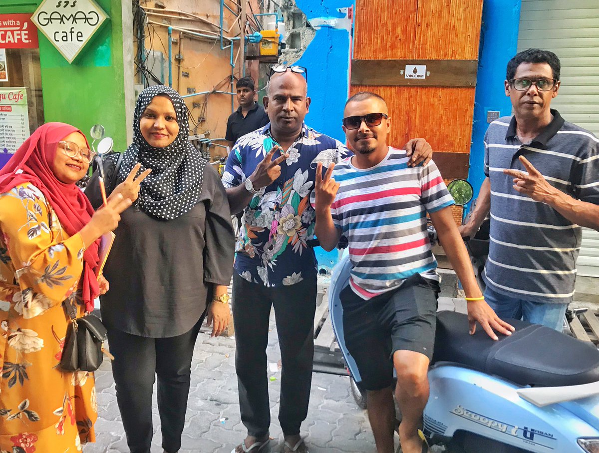 ahmedfaisal3023's tweet photo. ދޮރުން ދޮރަށް ޒުވާނުންނާއި ގުޅިގެން، ޒުވާނުންގެ އަޑުއަހައި، ޒުވާނުން ކުރިއެރުވުމަށް މަސައްކަތް ކުރުމަށް އަބަދުވެސް ހުންނާނީ ތައްޔާރަށް.
އައިމިނަތު ރިޝްފާ އަހްމަދު ✔️
ކެންޑިޑޭޓް ނަންބަރު 2
ކައުންސިލް - 4
#LCE2020
#Rishfa2020
#LaamarukazeeRaajje
#IsnagaaAnhenDharin https://t.co/9DcJxRIZvo