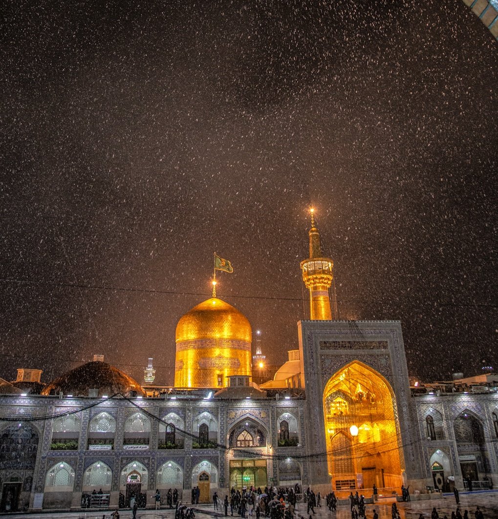 reda_madad's tweet photo. يا لاثمًا تراب جنّة الرّضا
تريّث لألملم دمع العيونِ إليك.. 💔

#الامام_الرضا 
#مشهد https://t.co/oU3RipzNcw
