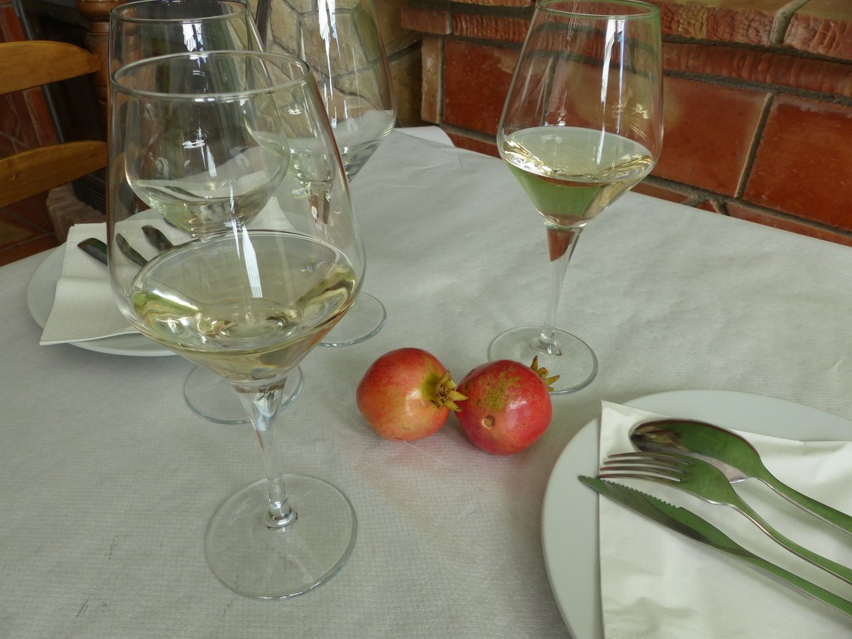 pagodealmaraes's tweet photo. ¿Sabías que existe un orden para los vinos? 👉 Si pensamos servir varios tipos de #vino en una comida, deberemos ir siempre del más suave al más fuerte 😉✨ https://t.co/jDdyEFD3ip