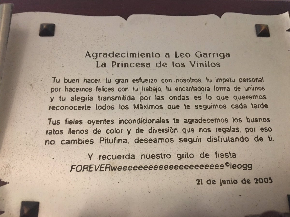 leogarriga's tweet photo. #TBT EL REGALO con mayúsculas de los oyentes de una emisora que ya no existe como tal. El día de mi despedida me sorprendieron con una “quedada” y una placa que no solo tengo en casa, también está grabada en mi corazón! #oyentes #amigos #fiesteros #weeeeeeeeeeeeeeee forever! https://t.co/nO24fFT0Jt